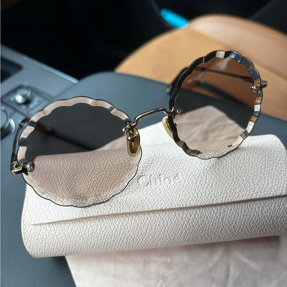 Chloe scalloped round
